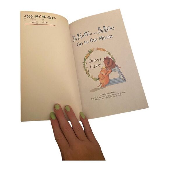 Minnie and Moo Go to the Moon Vintage Paperback Book - Picture 3 of 4